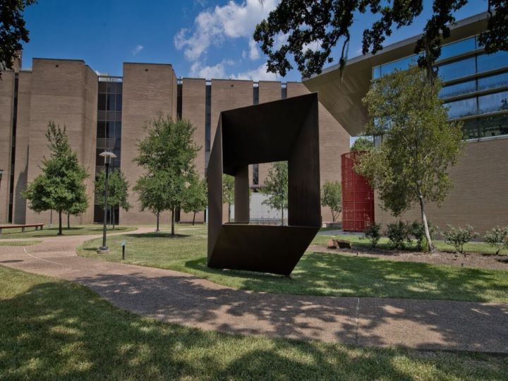 University
of
Houston’s
sculpture,
Troika