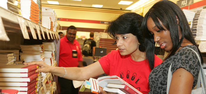 President Khator Helps a Student at the UH Bookstore
