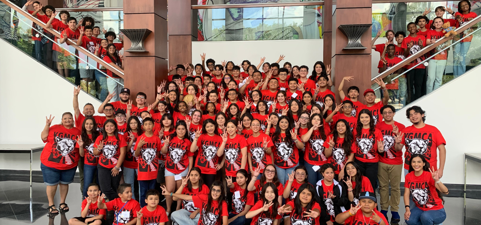 2023 MEXICA Mariachi Festival. Group photo of participants and faculty in red UH shirts.