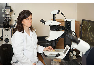 Elizabeth Ostrowski at microscope