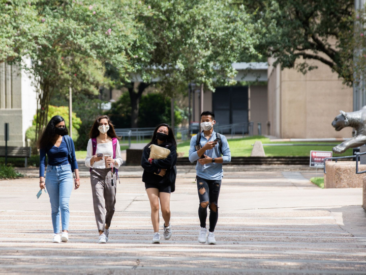 UH students on campus