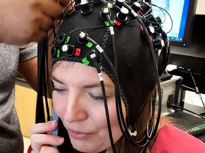 Gorniak wearing neuroimaging device