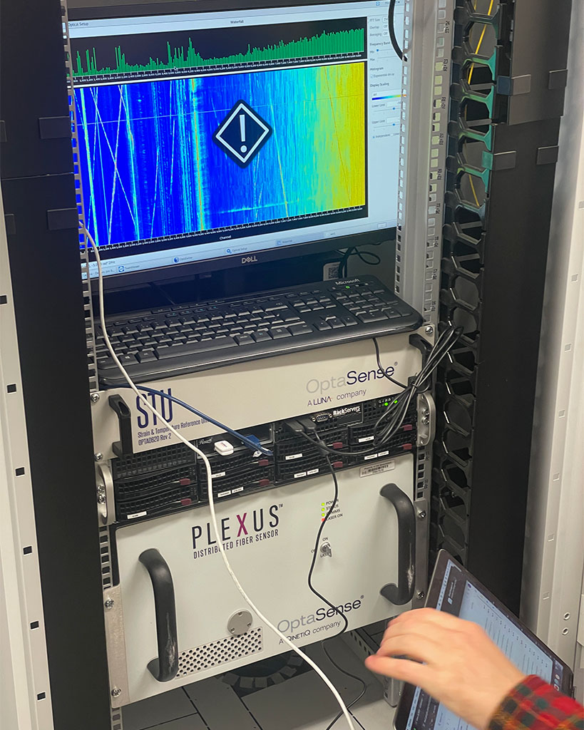 The DAS (distributed acoustic sensing) interrogator that turns the 100-km-long telecommunication fiber-optic cable into a dense array with 10,000 sensitive deformation sensors.