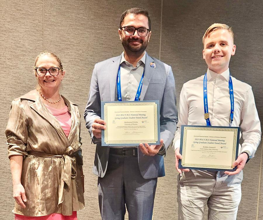 Arslan (middle) receives his award from Laura Statton, Chair of the ACS POLY Division.