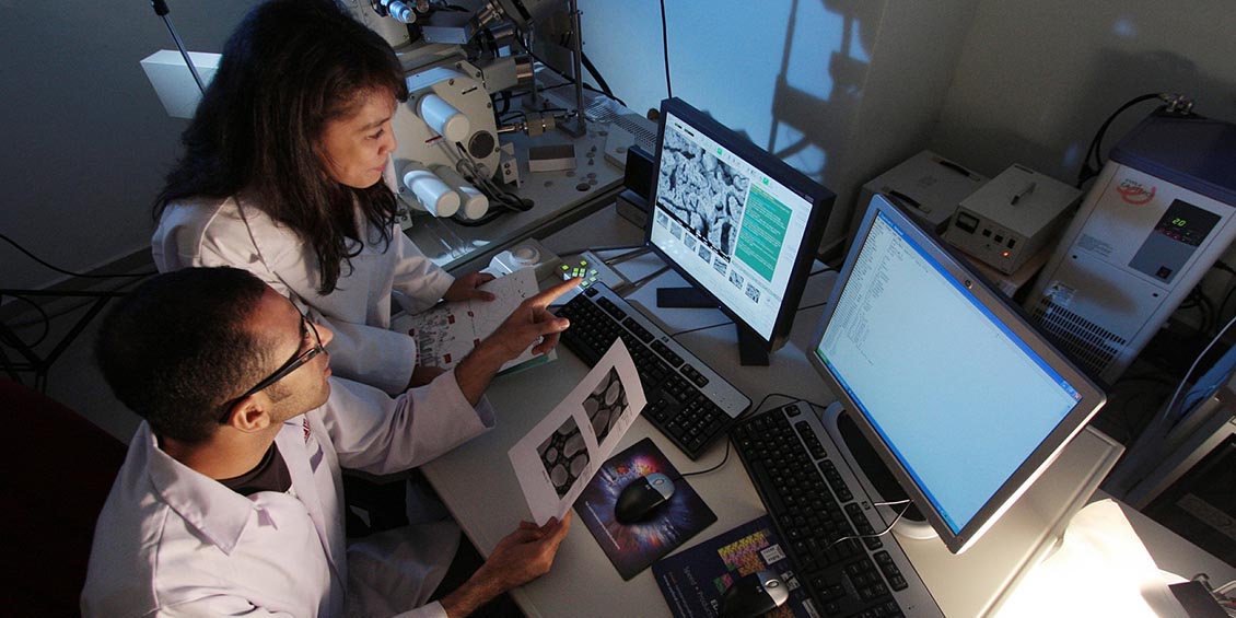 2 researchers in imaging lab