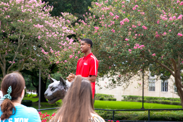 A UH ambassador leads a campus tour.
